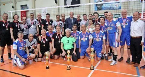 Veteranlar Şampiyonlar Kupalarını Aldılar