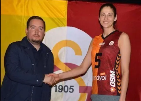 Galatasaray Bayan Voleybol Takımı'nın yeni transferi 1988 doğumlu Rus smaçör Tatiana Kosheleva, kendisini Galatasaray'a bağlayan sözleşmeye imza attı.
