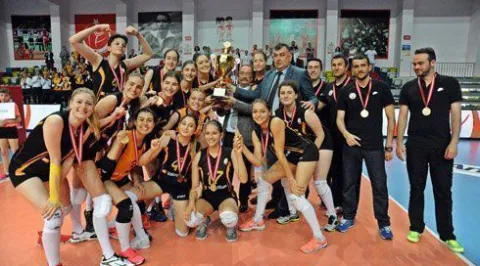 Avrupa ve Dünya Şampiyonu Vakıfbank'a iki kupa da Genç ve Küçük Kızlardan Geldi