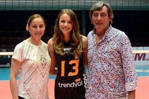 Galatasaray Bayan Voleybol Takımı, Nihan Güneyligil'den boşalan libero mevkisini 24 yaşındaki Buse Kayacan ile güçlendirdi