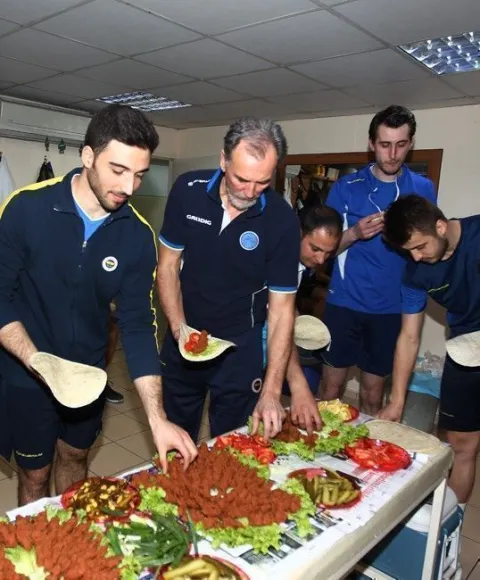 Erkekler 1. Lig'de Play Off'a kalan Fenerbahçeli Voleybolculara Antrenman Sonrası Sürpriz Çiğ Köfte Partisi
