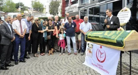 Suat Carlı Son Yolculuğuna Burhan Felek Salonu Önünde Yapılan Törenle Uğurlandı