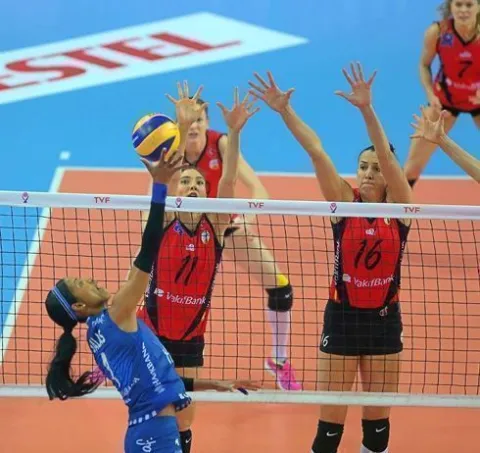 VakıfBank ikinci yarıya galibiyetle başladı