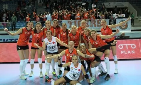 Eczacıbaşı VitrA CEV Cup'ta Rus Yenisey'i yine Yendi ve Yarı Finale Yükseldi
