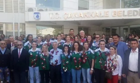 Çanakkale Belediyeli Voleybolculara Avrupa Kupalarına katılma Hakkı Aldıkları İçin Çiçekli Karşılama