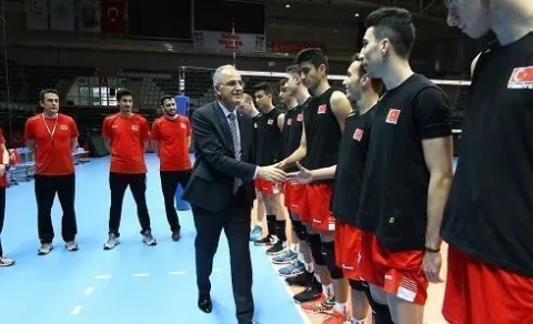 (TVF) Başkanı Mehmet Akif Üstündağ , U18 Erkek Voleybol Milli Takımını Ziyaret Etti