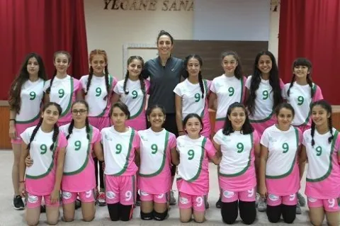 SOSYALBEN VOLEYBOL TAKIMI OLİMPİK SPORCU ÖZGE KIRDAR’A EMANET