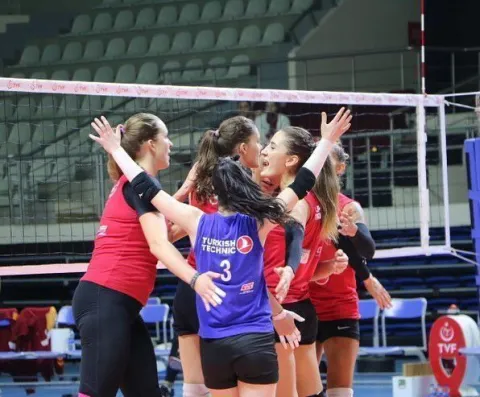 Türk Hava Yolları Spor Kulübü Voleybol Takımı Burhan Felek Spor Salonu’nda Galatasaray ile oynadığı hazırlık maçından 4-0 galip ayrıldı.