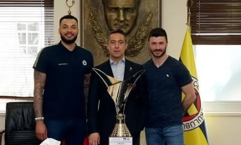 Ulaş Kıyak ve Salvador Hidalgo Oliva,Kupayı Başkan Ali Koç’a Verdi