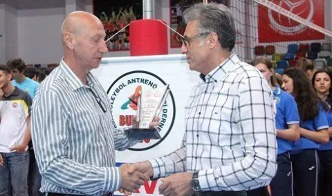 Bursa Voleybol Antrenörleri Derneği (BURVAD), 2015-2016 Sezonu Ömer Turan Voleybol Turnuvası Ödülleri Cengiz Göllü Voleybol Salonunda düzenlenen törenle sahiplerini buldu.