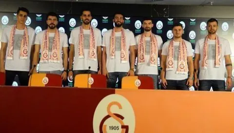 Galatasaray HDI Sigorta Erkek Voleybol Takımında 7 İmza Birden Atıldı