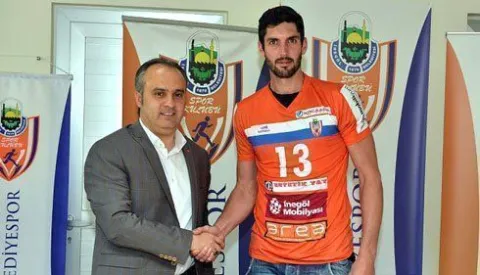 inegöl Belediyespor ile daha önce prensip anlaşmasına varan Niels Klapwijk bugün resmi sözleşmeye imza attı.