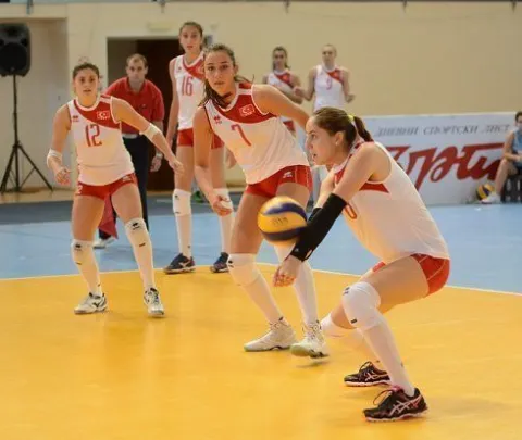 U23 Genç Bayan Milli Takımı Sırbistan'ı 3-1 yenerek Liderliğini sürdürdü ve Finallerin Kapısını Araladı