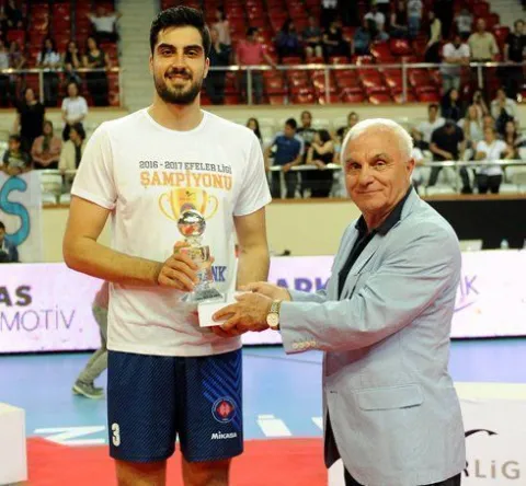 Uluslararası Voleybol Hakemi Akın İra Covit-19'a Yenildi