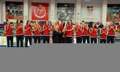 Cengiz Göllü Bayanlar Voleybol Turnuvası’nda Şampiyon Yunan Olympiakos
