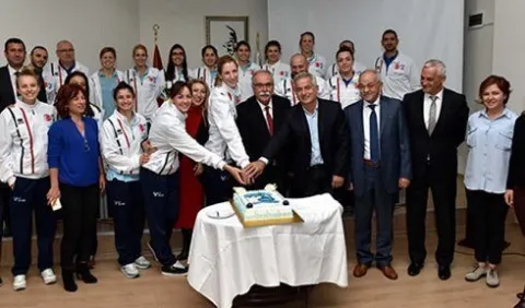 Çanakkale Belediyesporlu Voleybolcular, kupayla Belediye Başkanı Ülgür Gökhan’a gittiler