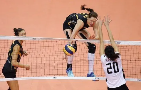 Dünya Kulüpler Şampiyonası'nda VakıfBank Tayland'ın Bangkok takımını 3-0 yendi ve Yarı Finale Çıktı.