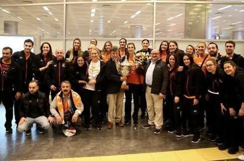 Dünya Kulüpler Şampiyonu Eczacıbaşı VitrA, İstanbul'a geldi.