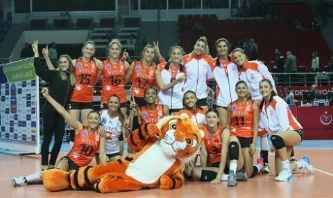 Eczacıbaşı VitrA, Bulgar Plovdiv'i Rövanşta da 3-0 Yenwrek Turu Set Vermeden Geçti!