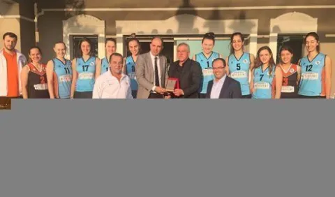 Beylikdüzü Voleybol İhtisas Spor kulübü oyuncuları ve teknik ekip forma sponsoru olan Kameroğlu İnşaat’a teşekkür ziyaretinde bulundular.