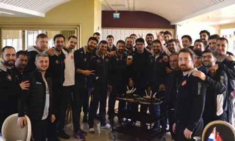 Kupa Voley finalleri için Balıkesir’de bulunan Halkbank’ta Çifte Doğum Günü Kutlaması