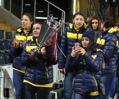 Fenerbahçe Voleybolda Kazandığı İki Kupayla Saraçoğlu'nda Tur Attı