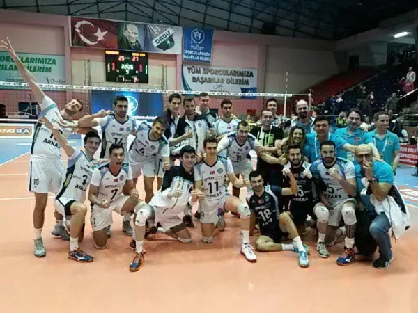 TVF Erkekler Ligi Play bOff maçında Fenerbahçe ilk seti Arkas Maçı ve 3 Puanı aldı: 3-1.