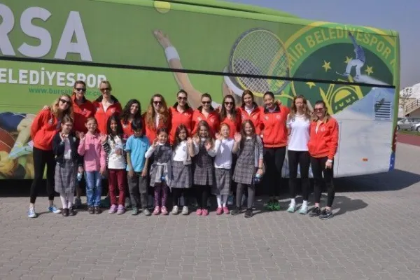 Bursa Büyükşehir Belediye Voleybolcuları Klasman Maçları İçin İzmir'e Gitti