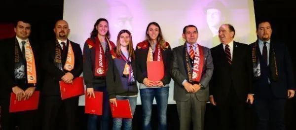 Galatasaray Aralık Ayı Divan Kurulu Toplantısı’nda bayan voleybol takımı da onurlandırıl