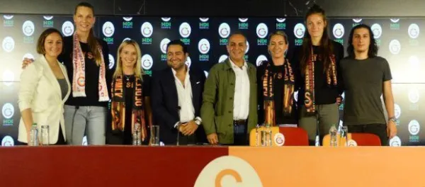 Galatasaray HDI Sigorta Kadın Voleybol Takımında 4cİMZA