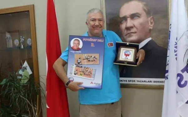41 Yıldır Voleybol Yazan Duayen Gazeteci Cengiz Tokgöz TSYD Yarışması'ndaki Ödülünü Aldı
