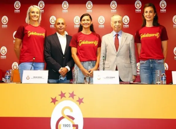 Galatasaray HDI Sigorta Kadın Voleybol Takımında İmza Töreni Yapıldı