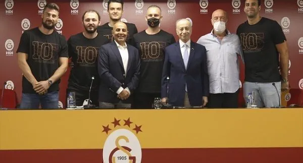 Galatasaray HDI SigortaErkek Voleybolcuları Medya Önünde İmza Attılar