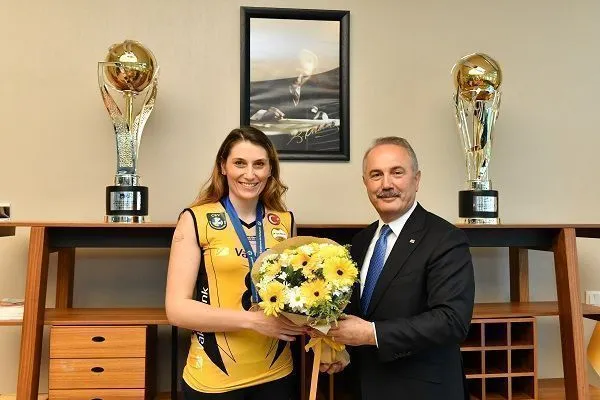 VakıfBank Kaptan Melis i de Çiçekle Uğurladı