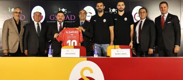 Galatasaray HDI Sigorta Erkek Voleybol Takımı’nın forma sırt sponsorluğunu 1905 Galatasaraylı Yönetici ve İş İnsanları Derneği (GSYİAD) üstlendi.
