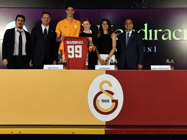 Galatasaray'ın yeni transferi Efe Mandıracı’nın imza töreni, Ali Sami Yen Spor Kompleksi RAMS Park’ta gerçekleştirildi.