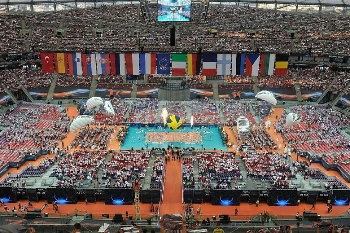 Erkekler Avrupa Şampiyonası Polonya'da başladı. Açılış maçı Varşova'daki PGE National Stadium'da 65.000 seyirci'nin izlediği Polonya-Sırbistan karşılaşması ile start aldı.