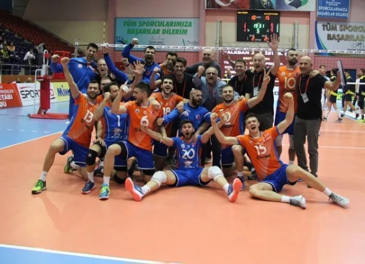 Erkekler 1. Ligi Play Off İlk Maçında İlk Bölüm Lideri Halkbank'a İBB'den Şok Yenilgi : 2-3