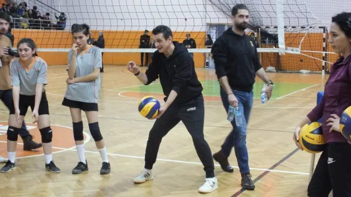 A Milli Kadın Voleybol Takımı Başantrenörü Giovanni Guidetti ile Fenerbahçeli oyuncu Bahar Toksoy Guidetti ve VakıfBank oyuncusu Melis Gürkaynak, Elazığ'da öğrencilerle bir araya geldi.