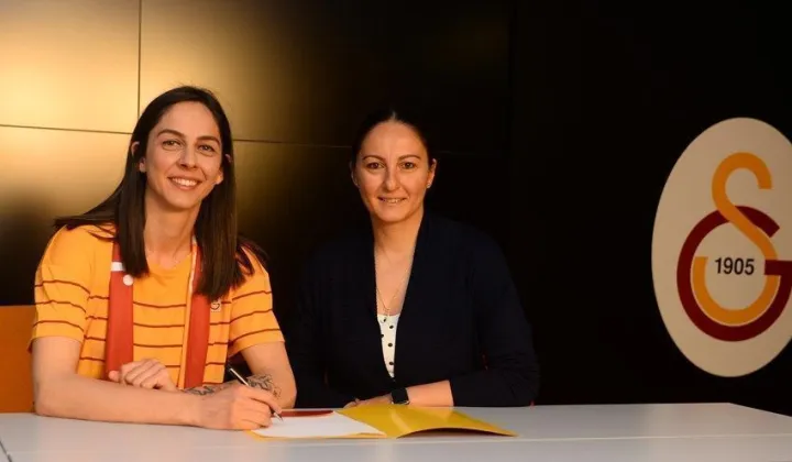 Güldeniz Önal Galatasaray'la Yine Yeniden İki Yıllık Sözleşme İmzaladı.