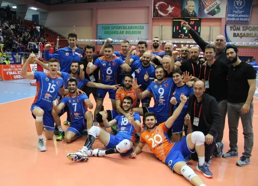 İstanbul Büyükşehir Belediyesi Voleybolcuları Ordu'da Fırtına Gibi Esmeye Devam Etti
