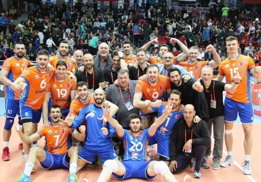Arkas'ı 2-0 Geriden Gelip 3-2 Mağlup Eden İstanbul BŞB 7 Puanla Lider Olarak İlk Bölümü bitirdi.