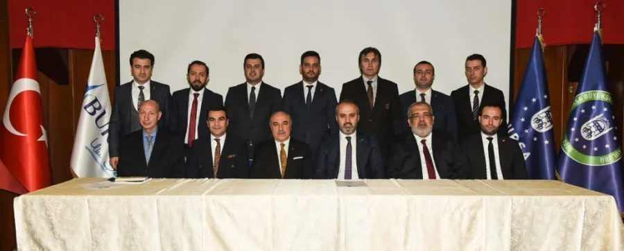 Bursa Büyükşehir Belediyespor Kulübü’nde olağanüstü genel kurulun ardından kulübün yeni Başkanı, Bursa Büyükşehir Belediye Başkanı Alinur Aktaş oldu.