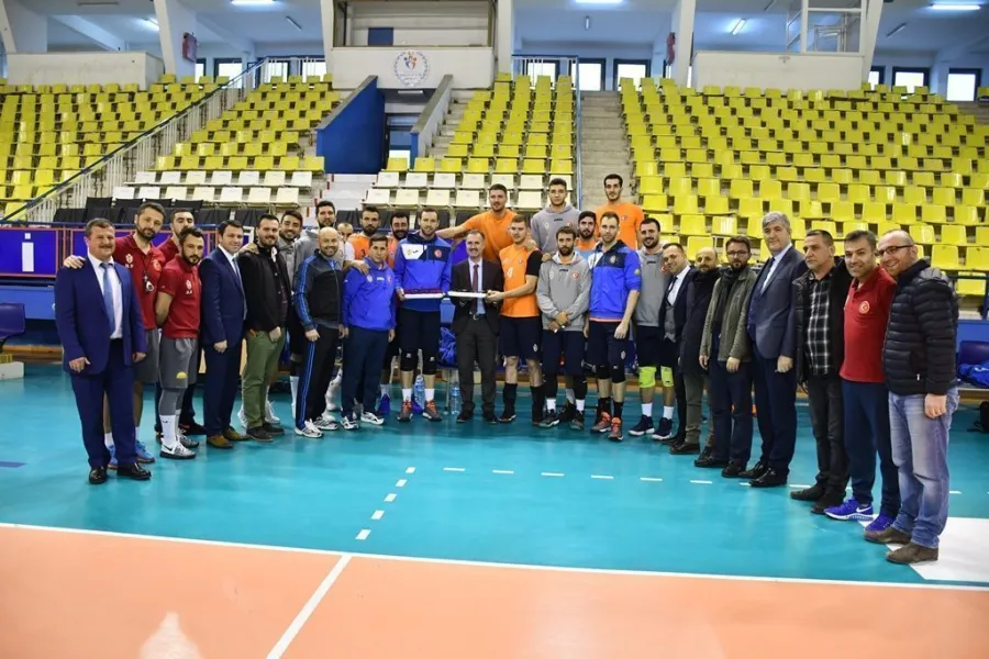 İnegöl Belediyespor’da, Başkan Alper Taban antrenmanı ziyaret ederek teknik heyet ve oyuncularla bir araya geld