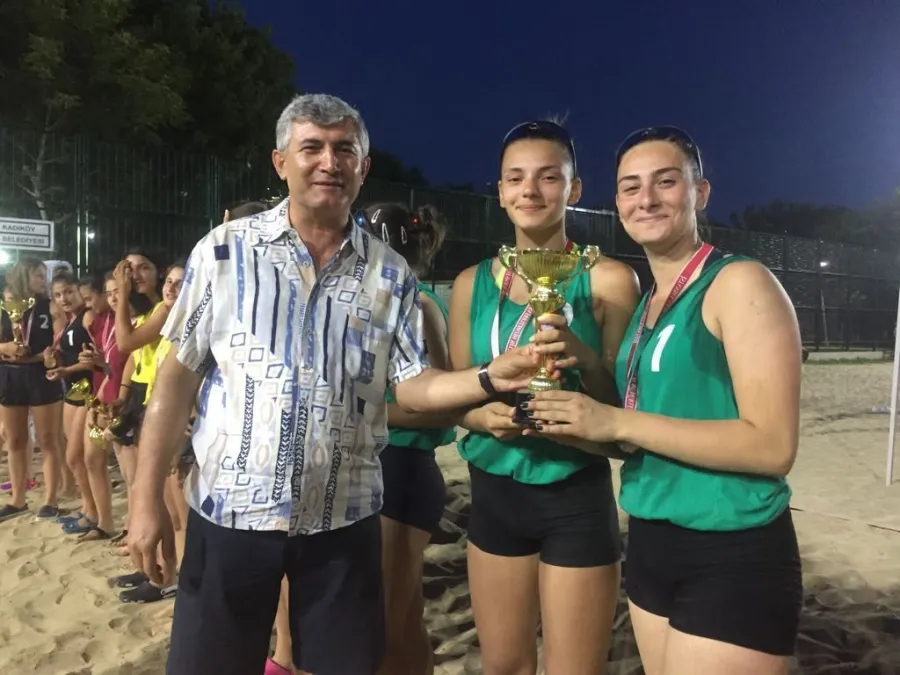 İstanbullu Plaj Alt yapı Voleybolcuları Kupa ve