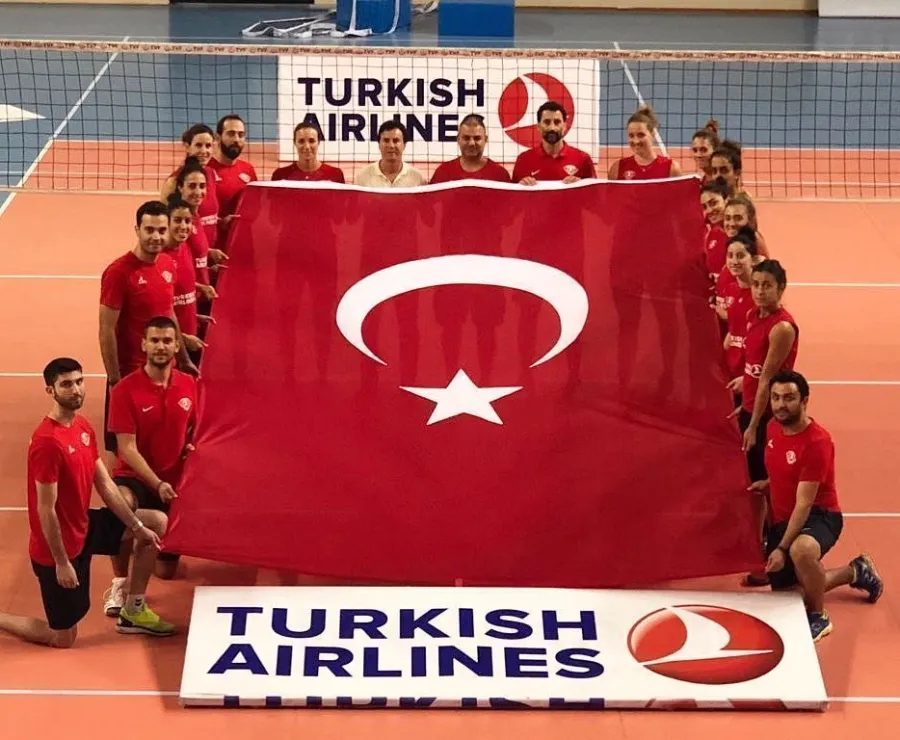 THY'li Voleybolculardan Zafer Bayramı Kutlaması