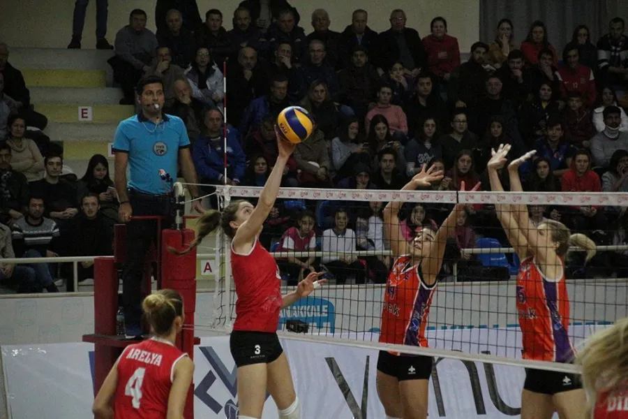 Axa Sigorta Kupa Voley'de Beşiktaş Deplasmanda Çanakkale'yi 3-1 Yenerek Avantaj Sağladı