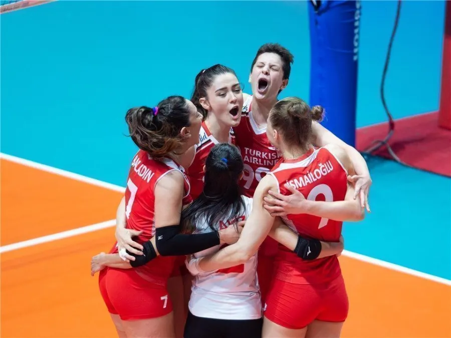 VNL'de Sultanlar Sırbistan'ı da 3-0nYenerek 3-3'3 Yaptlar