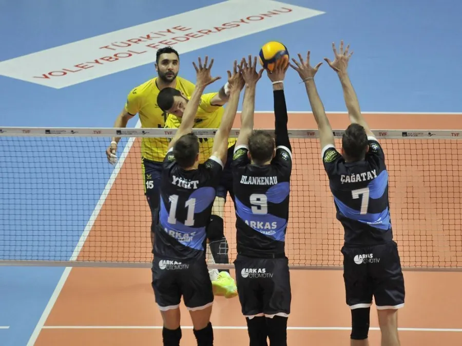AXA Sigorta Efeler Ligi’nde Play-Off 1/4 etabı, bugün oynanan iki karşılaşmayla başladı.