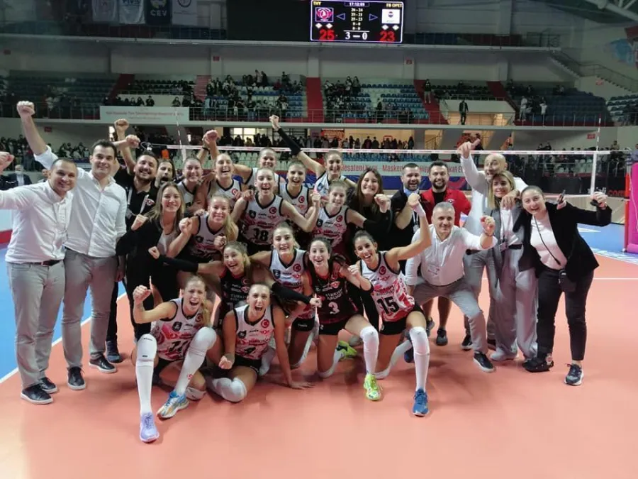 TÜRK HAVA YOLLARI FENERBAHÇE OPET’İ 3-0’LA GEÇTİ